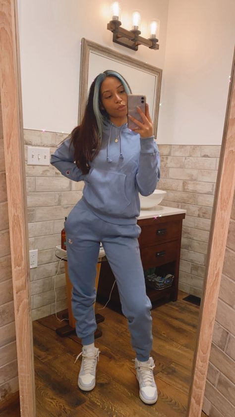 Nike Sweat Suit Outfits, Nike Sweatpants Outfit Womens, Cute Sweat Suit Outfits, Polo Sweatsuit Women Outfit, Champion Sweatpants Outfit, Nike Sweatsuit Outfits Women, Sweatsuit Baddie Outfits, Football Grey Dunks, Nike Sweatsuit Outfits