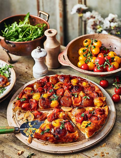 Veg Tart Recipes, Roasted Tomato Tart, Savory Tarte Tatin Recipe, Vegan Tomato Tart, French Tomato Tart, Tart Tartin Recipe, Savory Tart Recipes, Yule Dinner, Tomato Tarte