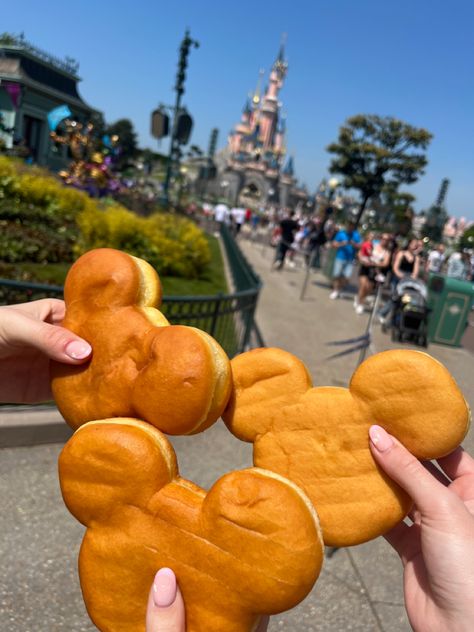 disneyland paris mickey mouse beignet Disneyworld Aesthetic, Paris Photo Ideas, Disney Universal Studios, Paris Family, Disney Photo Ideas, Disney World Pictures, Disneyland Food, Disney Paris, Disneyland Pictures