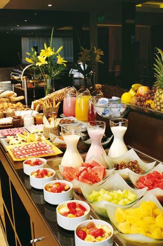 Breakfast Display, Coffee Break Catering, Breakfast Buffet Table, Hotel Breakfast Buffet, Breakfast Catering, Buffet Set Up, Hotel Buffet, Breakfast Party Foods, Ideas For Breakfast