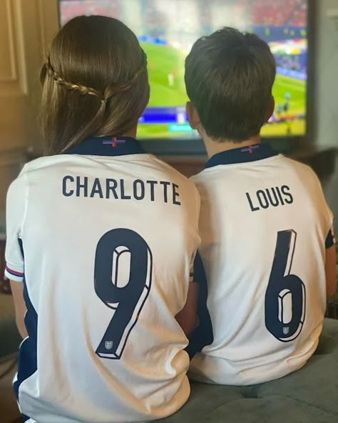 Kate Middleton shares rare at home photo of Princess Charlotte and Prince Louis in England shirts | HELLO! Kate Wimbledon, Principe William Y Kate, Prinz George, Princesa Charlotte, William E Kate, Princess Charlotte And Prince Louis, Holly Marie Combs, England Shirt, Prince Williams