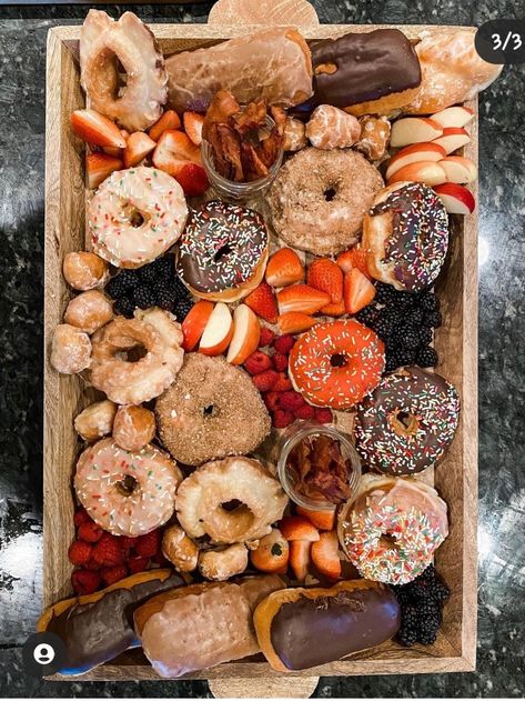 Donut Chacutery Board Ideas, Breakfast Donut Charcuterie Board, Doughnut Charcuterie Board, Muffin Charcuterie Board Ideas, Potato Charcuterie Board, Donut Charcuterie Board, Donut Platter, Breakfast Charcuterie Board Ideas, Doughnut Board