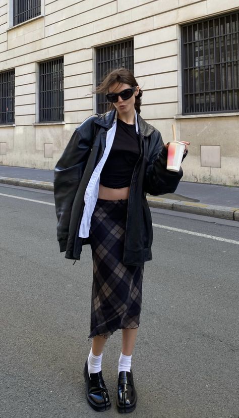 Taipei Street Style, Maxi Plaid Skirt, Plaid Maxi Skirt Outfit, Plaid Pencil Skirt Outfit, Platforms Outfit, Tartan Skirt Outfit, A Line Skirt Outfits, Layering Outfits Fall, Plaid Skirt Outfit