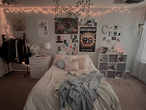 Bedroom Ideas Full Room View, Middle Bedroom Ideas, Twin Bedroom Layout Small Rooms, Bed In The Middle Of The Room Aesthetic, Huge Room Ideas, How To Decorate A Long Bedroom, Full View Bedroom, Bed In The Middle Of The Room Ideas, Big Room Aesthetic