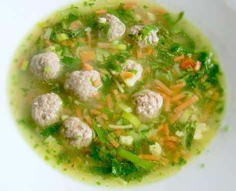 A light and fragrant soup generously filled with vegetables, vermicelli and meatballs. Get this awesome soup recipe on Honest Cooking today. Dutch Soup, Best Vegetable Soup Recipe, Breaded Meatballs, Soup With Meatballs, Dutch Cuisine, Meatball Soup Recipes, Soups And Chowders, Dutch Food, Meatball Soup