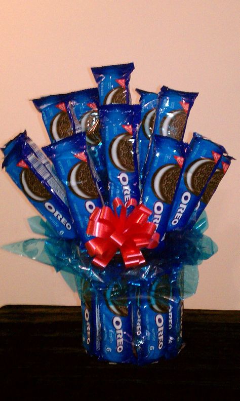 I made this Oreo Cookie Bouquet for Boss's Day! Oreo Bouquet Diy, Oreo Gift Ideas Diy, Ideas For Bosses Day, Oreo Bouquet, Snack Bouquet Diy, Boss Day Gift Ideas, Snack Tart, Bosses Day Ideas, Alcohol Bouquet