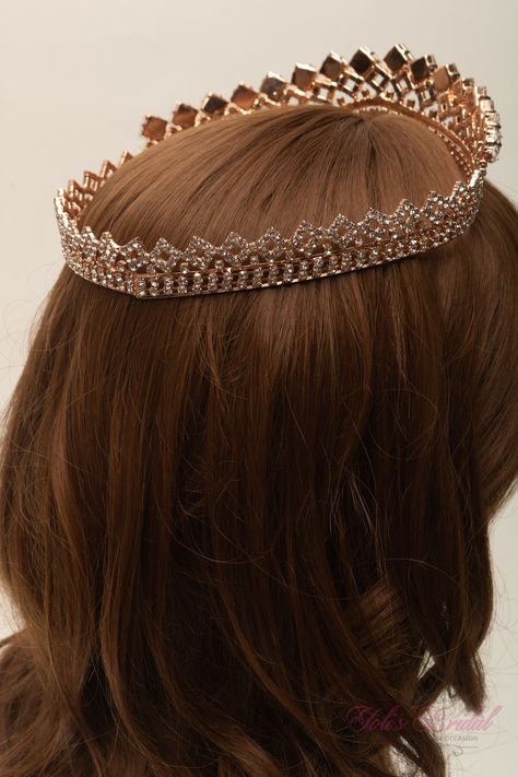 FAST SHIPPING Beautiful sparkling crystal tiara in rose gold plated. Perfect for your Quinceañera, Wedding, First Communion or Confirmation. It has a loop at the end of each side to attach it in your hair with bobby pins for added security. We usually ship within 1-2 business days. Style GUT-9RG Royal Hairstyles, Sweet 16 Tiara, Era Victoria, Reign Dresses, Rose Gold Tiara, Medieval Aesthetic, Crystal Tiara, Beautiful Tiaras, Gold Tiara