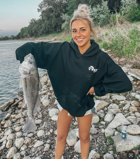 Fishing Fits Women, Fishing Pictures Instagram, Cute Fishing Pictures, Fishing Clothes For Women, Fishing Date Outfit, Fishing Outfits For Women Summer, Womens Fishing Outfit, Fishing Girl Aesthetic, Cute Fishing Outfit For Women