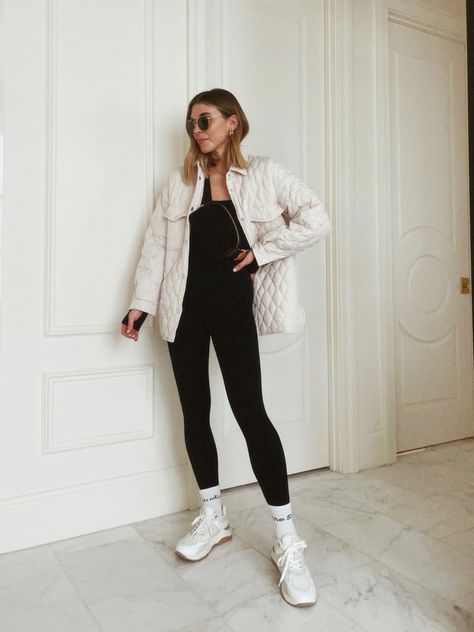 Tan Quilted Jacket Outfit, Cream Quilted Jacket Outfit, White Quilted Jacket Outfit, White Quilted Jacket, Quilted Jacket Outfit, Sneaker Outfits Women, Sneaker Outfits, Broken White, Jacket Outfit