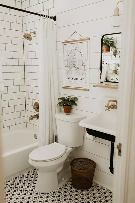 Modern Vintage Bathroom, Makeover Kamar Mandi, Minimal Storage, Casa Vintage, Farm Sink, Bad Design, Bathroom Renos, Vintage Bathroom, Small Bathroom Remodel