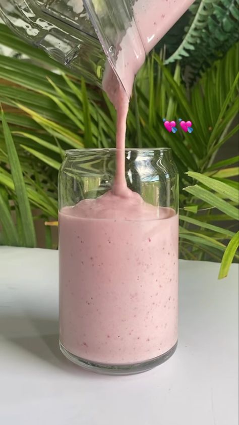 Protein Smoothie Aesthetic, Healthy Protein Drinks, Juice Aesthetic, Smoothie Ideas, Easy Healthy Smoothies, Ballet Core, Fit Food, Pretty Drinks, Protein Drinks