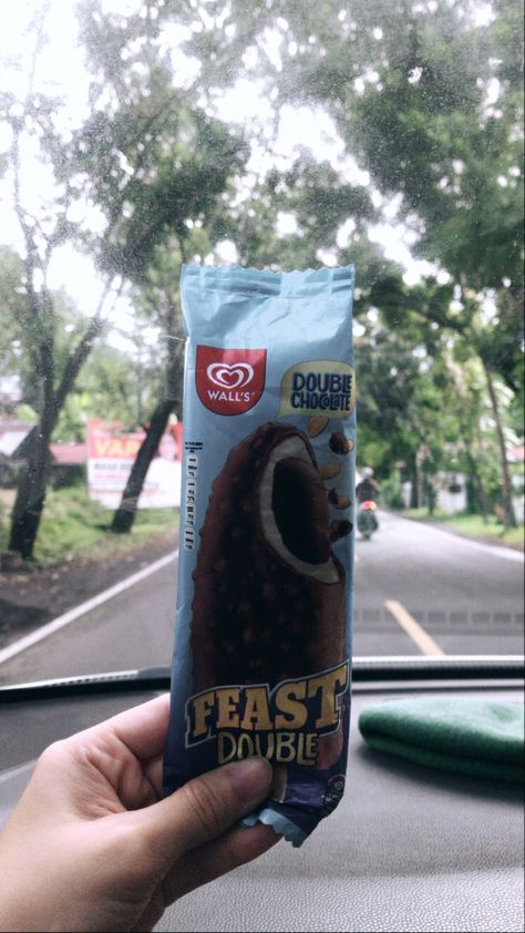 #walls #feast #icecream #vanilla #chocolate Korean Casual Outfits, Vanilla Chocolate, Korean Casual, 2024 Vision, Manado, Instagram Story, Vision Board, Vanilla, Ice Cream