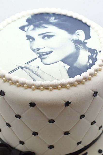 Audrey Hepburn Cake, Tiffany Blue Sweet 16, Audrey Hepburn Birthday, Tiffanys Party Ideas, Tiffany Sweet 16, Hollywood Cake, Gossip Girl Party, Breakfast At Tiffanys Party Ideas, Birthday Breakfast Party