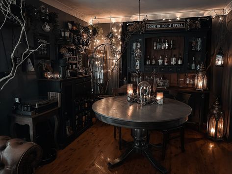 Dark Homes, Goth Apartment, Goth Kitchen, Witchy Kitchen, Gothic Kitchen, The Darkest Minds, Homes And Gardens, Apartment Kitchen, Gothic House