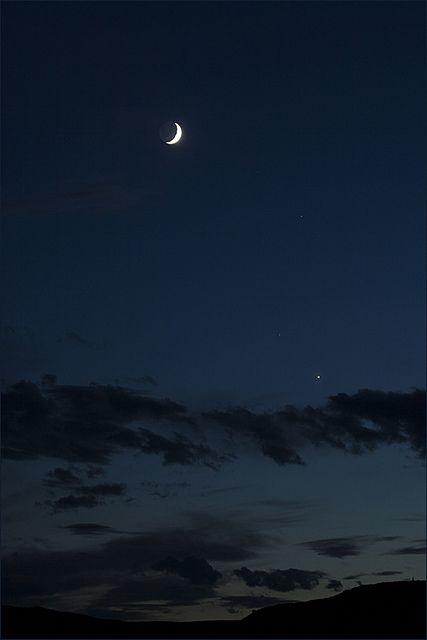 Photo Ciel, Night Sky Photography, Night Sky Wallpaper, The Moon Is Beautiful, Look At The Moon, Sky Moon, Moon Pictures, Moon Photography, Pretty Sky