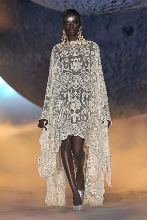 Romance Was Born Australia Resort 2025 Fashion Show | Vogue Kaftan Style Dresses, Resort 2025, Fashion Souls, 2025 Fashion, Queen Fashion, Random Image, Korean Girl Fashion, Style Fall, Shades Of White