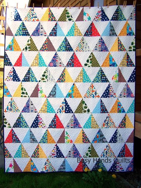 Custom Twin Triangle Quilt Set | Finished or Not Friday Linky Party! Quilt Settings, Triangle Quilt Tutorials, Quilts Designs, Simple Quilts, Quilt Techniques, Triangle Quilt Pattern, Triangle Quilts, Log Cabin Quilt Blocks, Two Color Quilts