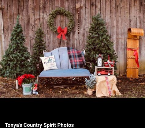 Christmas Photo Set Up Outdoor With Bench, Outdoor Fall Picture Ideas, Christmas Mini Session Ideas Outdoor, Christmas Barn Photo Session, Backyard Christmas Photoshoot, Barn Christmas Photoshoot, Rustic Christmas Photoshoot, Mini Photo Session Ideas, Outdoor Christmas Photoshoot Ideas