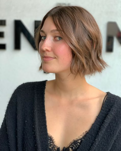 23 Perfect Short Bob Haircuts and Hairstyles Curling A Bob Haircut, Short Stacked Bob Haircuts, Wavy Bob Haircuts, Layered Bob Haircuts, Stacked Bob Haircut, Chin Length Bob, Wavy Haircuts, Bob Haircut With Bangs, Bob Haircut For Fine Hair