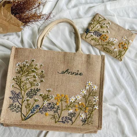 Beg Sulaman Benang, Embroidery Bags Ideas, Embroider Bag, Bag Embroidery Ideas, Tote Bag Embroidery Ideas, Embroidery On Burlap, Embroidery On Bags, Burlap Embroidery, Jute Tas