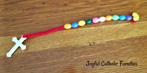 An Easy-to-Make Decade Rosary for Preschool Children Divine Mercy Chaplet Prayer, Rosary Craft, Decades Of The Rosary, Divine Mercy Chaplet, Prayer Ring, Chaplet Rosary, Children Praying, Sign Of The Cross, Decade Rosary