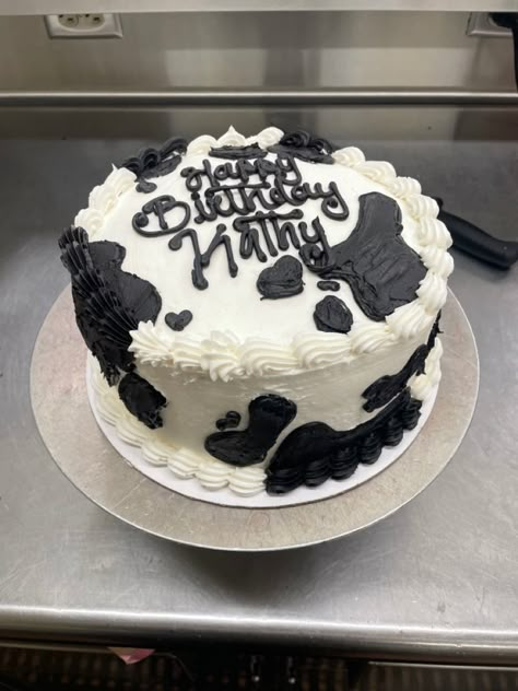 Cow 21st Birthday Cake, Cow Print Cakes Birthday, Southern Birthday Cake, Western Cake Ideas Birthday, Cow Theme Birthday Cake, Birthday Cake Cow, Western Bday Cake, Cow Cakes Ideas, Cow Cake Birthday