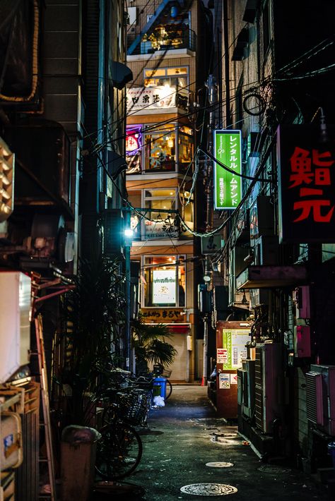 Mid Night Club Japan, Japanese Alleyway, Steampunk Moodboard, Cyberpunk Alley, Booknook Ideas, Japan Street Photography, Redlipstick Resurrected, Modern Japanese Architecture, Tokyo Aesthetic