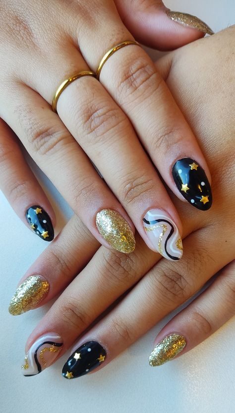 #2022 #2023 #nails #nailart #newyear #newyearnails #gold #black #white #star #holiday #holidaynails Newyears Nails 2021, Black And Gold Nail Inspo Short, Black And Gold Abstract Nails, Gold Firework Nails, Black And White And Gold Nails, Starcatcher Nails, Gold White And Black Nails, Black And Gold Star Nails, Black Gold White Nails