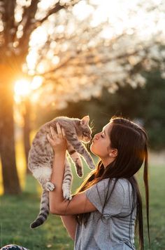 Pose With Cat, Cat Family Portrait, Senior Photo Shoot Ideas, Cat Photoshoot, Pet Photography Studio, Pet Photoshoot, Cute Senior Pictures, Pet Portraits Photography, Senior Photoshoot Poses