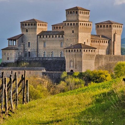 Italy Cities, Star Fort, Dragon Story, Parma Italy, Earth City, Castle Pictures, Castle Wall, Walled City, Emilia Romagna