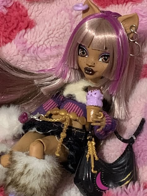 Monster High Dolls Clawdeen, Monster High Redesign Doll, Monster High Doll Photography, Monster High Doll Custom, Monster High Wallpaper Aesthetic, Monster High Dolls Aesthetic, Clawdeen Restyle, Monster High Catty Noir, Aesthetic Monster High