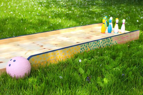 Build a wooden backyard bowling alley with this simple and effective tutorial in the amount of time it takes to bake and frost a cake! Backyard Bowling Alley, Diy Bowling Alley, Backyard Bowling, Outdoor Bowling, Diy Bowling, Kids Bowling, Fun Outdoor Games, Diy Lawn, Bowling Alley