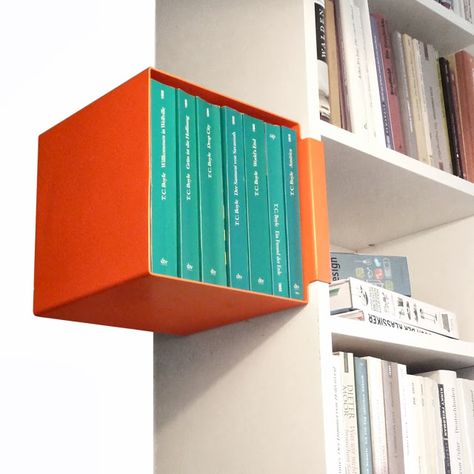 Clipshelf – The shelf parasite - IKEA Hackers Billy Ikea, Floor To Ceiling Bookshelves, Ikea Billy, Modern Shelf, Ikea Hackers, Shelf Storage, Storage Design, Furniture Assembly, Ikea Hacks