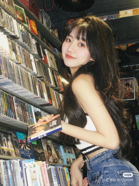 Pretty asian girl holding a book in a bookshop CD store wearing jeans Hip Hop Poster, Pose Reference Photo, Insta Posts, Art Reference Poses, Asian Fashion, Pose Reference, Drawing Reference, Asian Beauty, Art Reference