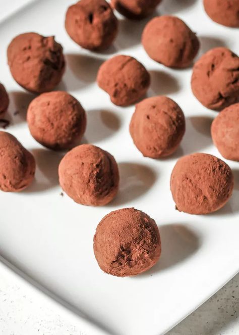 Whiskey Chocolate Truffles Recipe Whiskey Chocolate Truffles, Whiskey Truffles Recipe, Whiskey Truffles, Chocolate Truffles Recipe, Whiskey Chocolate, Whiskey Recipes, Truffles Recipe, Irish Cream Liqueur, Frozen Chocolate