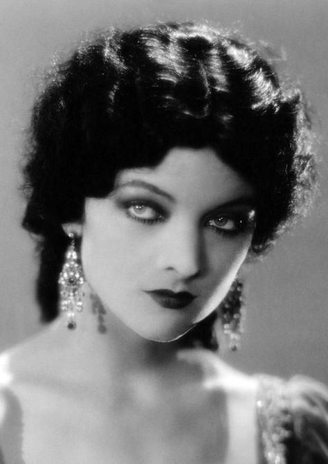 Myrna Loy 1920s, American Movie, Vintage Hollywood Glamour, Movie Actress, Silent Film Stars, Myrna Loy, Old Hollywood Stars, Silent Movie, Vintage Portraits