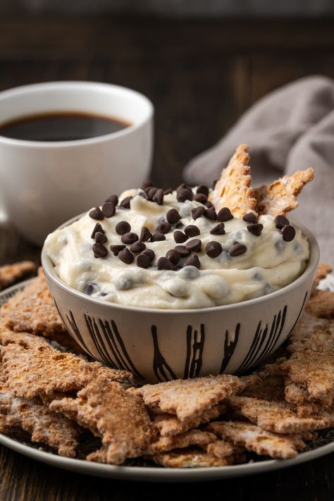 This cannoli dip recipe is sweet, fluffy, and filled with chocolate chips. It's the perfect EASY no-bake dessert, made with 5 ingredients! Cannoli Dip Recipe Easy, Cannoli Dip With Mascarpone, Dip Cookies, Cannoli Desserts, Cannoli Dip Recipe, Braciole Recipe, Cannoli Dip, Cookies And Cups, Fluff Desserts