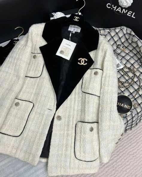 @chanelofficial Chanel Clothes Women, Chanel Outfits Women, Black Channel, Old Chanel, Channel Aesthetic, Chanel Clothes, Expensive Outfits, Channel Outfits, Chanel Clothing