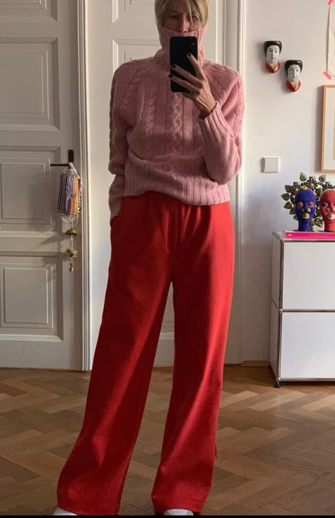 Pink And Red Sweater Outfit, Red Flares Outfit, Red Linen Trousers Outfit, Wide Leg Red Pants Outfit, Red Linen Pants Outfit, Red Trousers Outfit Casual, Red Trousers Outfit, Trousers Street Style, Red Linen Pants