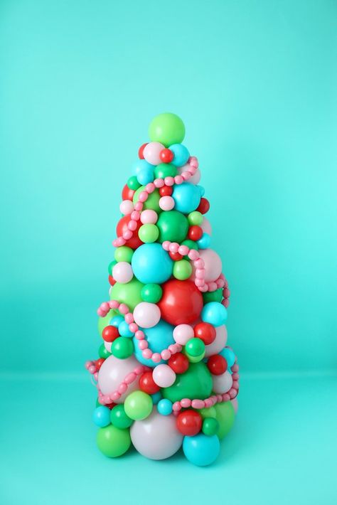 Christmas Tools, Balloon Christmas, Balloon Inflator, Balloon Tree, Christmas Balloon Decorations, Holiday Balloons, Grinch Christmas Party, Grinch Christmas Tree, Balloon Crafts