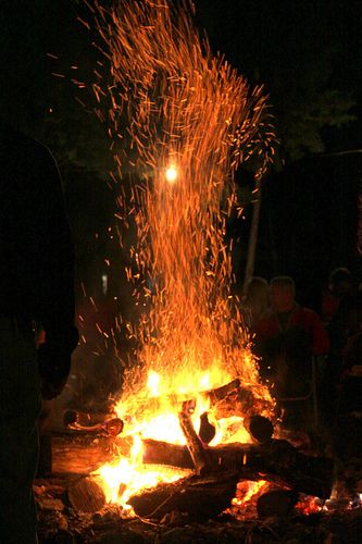 Bonfire! Well, fire, little fires, fire pits, ect. The light, tremendous heat, sound and smell of a wood fire is really calming and fun for me. Bonfire Party Ideas Backyard, Bonfire Party Ideas, Bonfire Party, Guy Fawkes, Bonfire Night, Autumn Night, Light My Fire, Beltane, White Noise