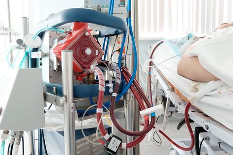 Ecmo Machine, Life Support Machine, Doctors Note, Heart And Lungs, Life Support, Medical News, Critical Care, School Of Medicine, Medical Equipment