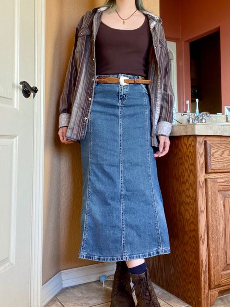 Modest Artsy Outfits, 70s Jean Skirt Outfit, Modest 2000s Fashion, Mid Jean Skirt Outfits, Denim Midi Skirt Outfit Fall, How To Style Skirts, Jean Maxi Skirt Outfit, Denim Skirt Fall Outfits, Midi Jean Skirt Outfits