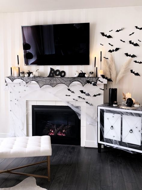 Halloween Apartment Decor, Halloween Apartment, Halloween Living Room Decor, Table Centerpiece Ideas, Chic Halloween Decor, Apartment Decor Ideas, Halloween Living Room, Minimalist Halloween, Classy Halloween