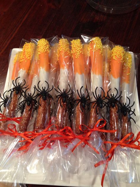 Candy Corn chocolate dipped pretzel rods. Pretzel Dipped, Fun Halloween Party Food, Chocolate Dipped Pretzel Rods, Halloween Pretzels, Dipped Pretzel Rods, Dessert Halloween, Postres Halloween, Chocolate Dipped Pretzels, Easy Halloween Party