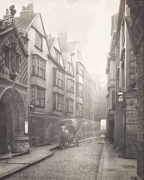 Visualise London on Instagram: “📍Cloth Fair. 📅 1890s. The name 'Cloth fair' comes from the merchants who used to gathered to buy and sell goods during the Bartholomew…” Georgian London, Medieval Street, Steampunk City, Little Britain, London Townhouse, Victorian London, Somewhere In Time, City Of London, Old London