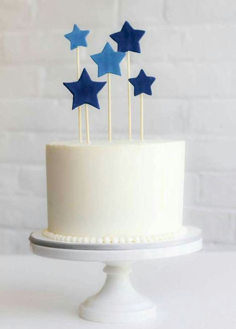 Cake Fondant Stars, Stars Cake, New Year's Cake, Birthday Babe, Modern Cakes, Buttercream Wedding Cake, Cake Blog, Buttercream Cake, Baby Cake