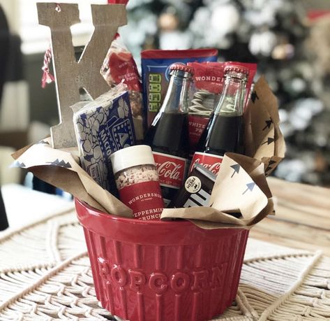 Popcorn Bowl Gift Basket, Date Night Basket, Popcorn Bowls, Movie Basket, Popcorn Gift Basket, Popcorn Christmas, Movie Basket Gift, Cute Popcorn, Diy Movie Night