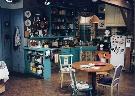 Monica's kitchen from Friends. I always liked how chaotic and lived-in it looked. Friends Apartment, Apartment Goals, Friends Series, I Love My Friends, Upper West Side, Friends Set, Dream Apartment, West Village, Friends Tv Show