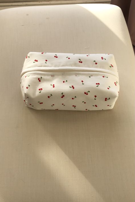 Coquette Pencil Case, Cute Pencil Case For School, Makeup Bags Aesthetic, Pencil Pouch Aesthetic, Aesthetic School Bag, Aesthetic Pouch, Pencil Case Aesthetic, Aesthetic Pencil Case, School Bag Organization